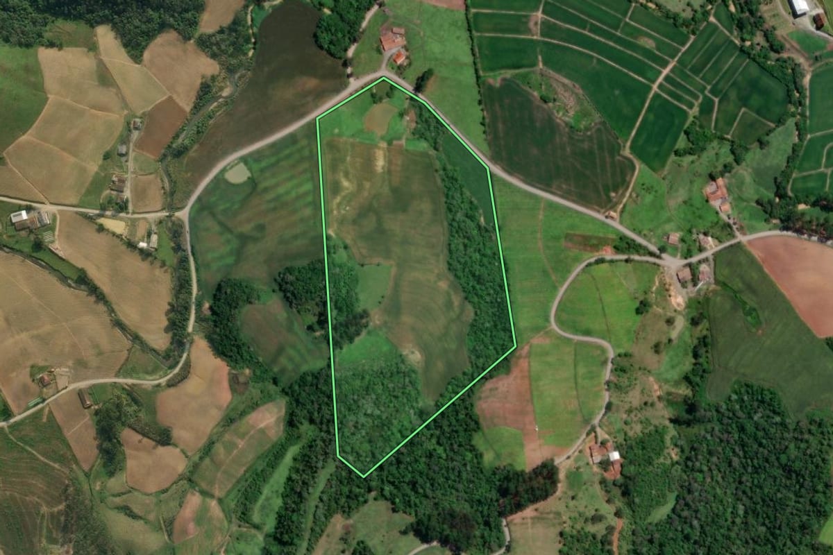 Imagem de satélite do imóvel rural em Petrolândia (SC), com o contorno declarado no CAR desenhado por cima.