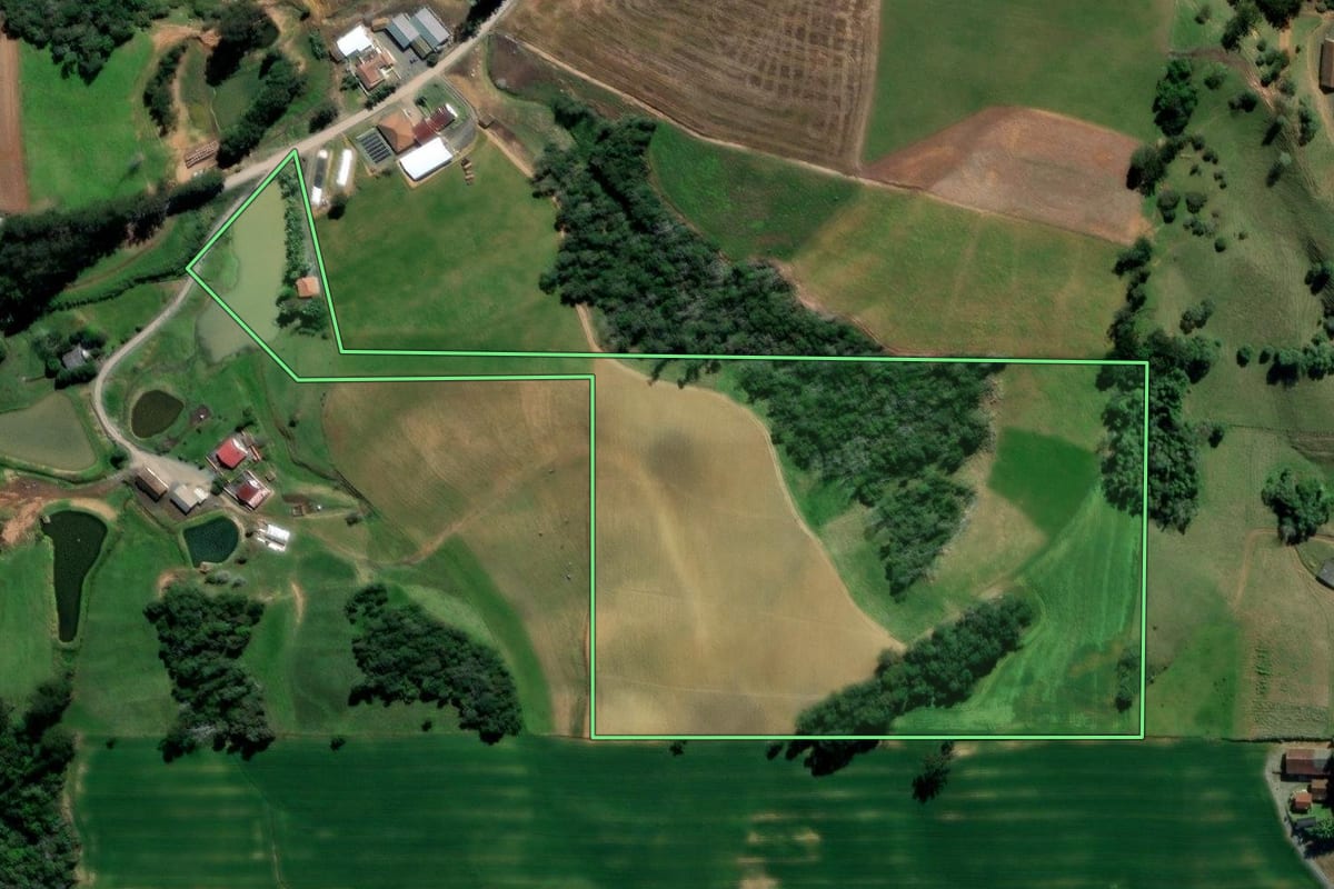 Imagem de satélite do imóvel rural em Petrolândia (SC), com o contorno declarado no CAR desenhado por cima.