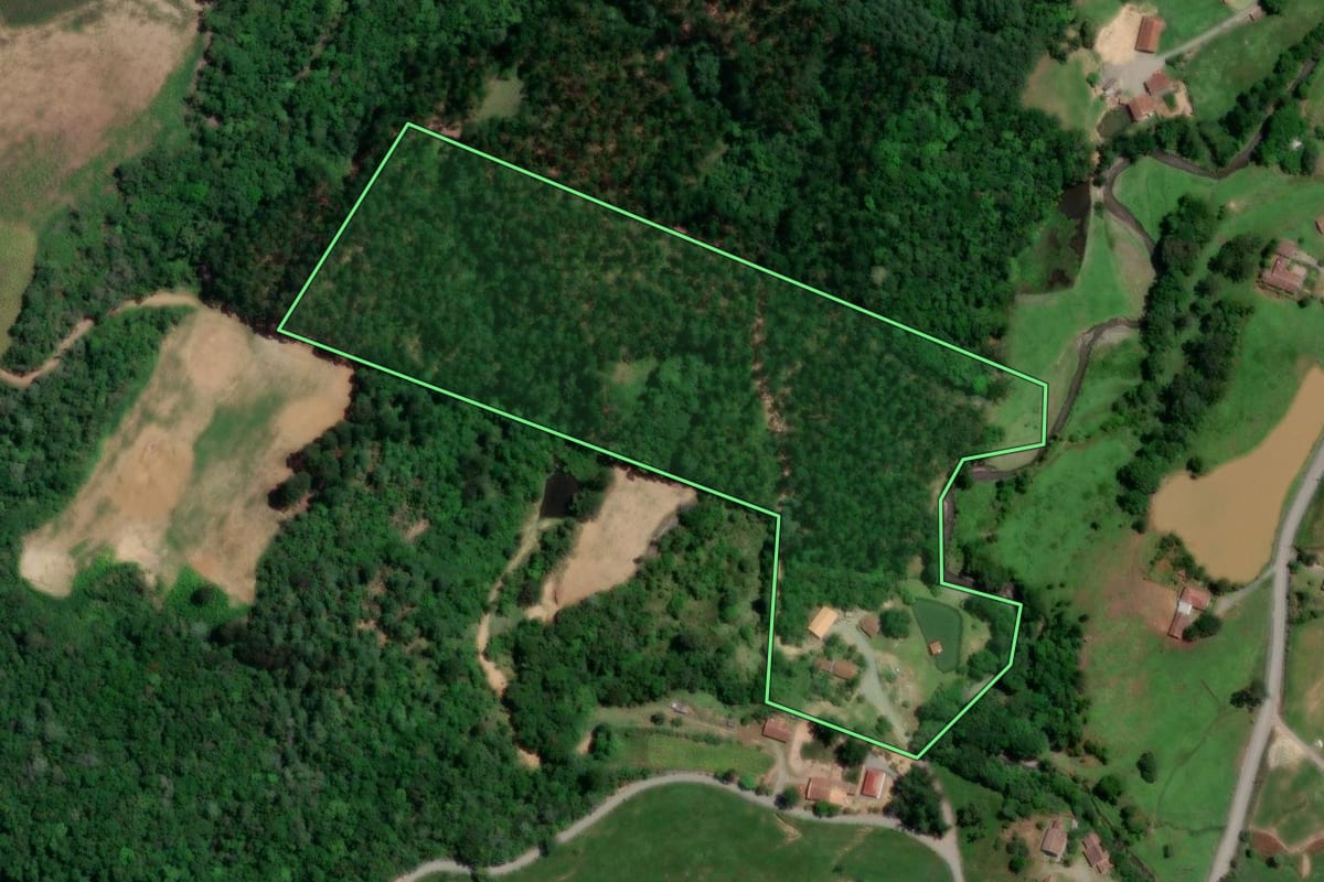 Imagem de satélite do imóvel rural em Petrolândia (SC), com o contorno declarado no CAR desenhado por cima.
