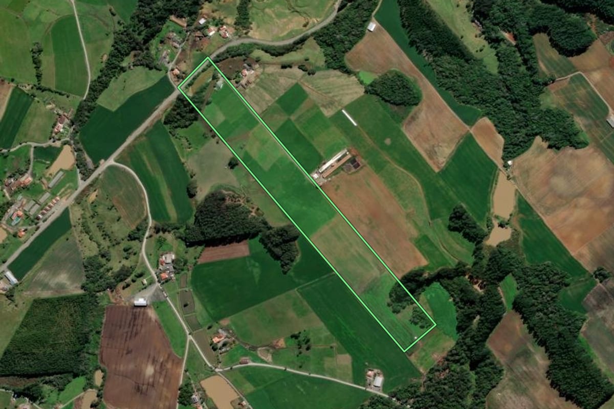 Imagem de satélite do imóvel rural em Petrolândia (SC), com o contorno declarado no CAR desenhado por cima.