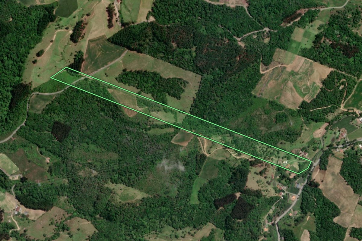 Imagem de satélite do imóvel rural em Petrolândia (SC), com o contorno declarado no CAR desenhado por cima.