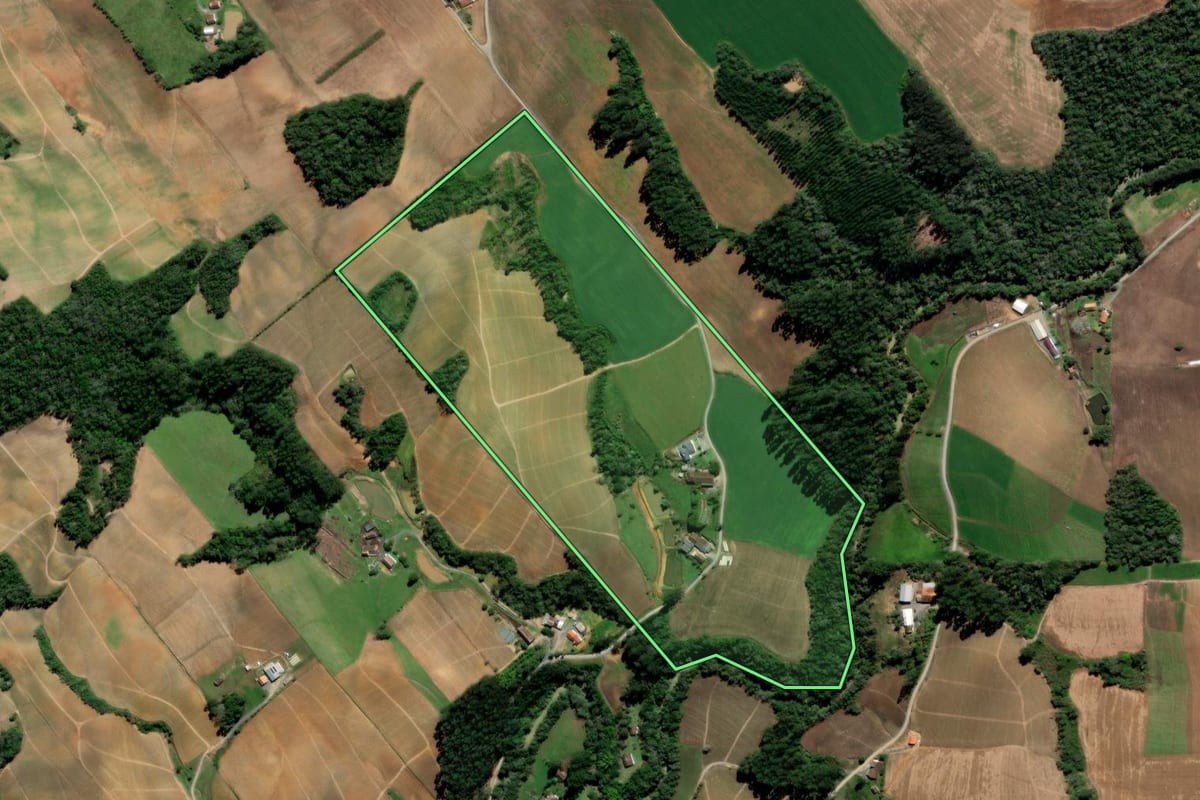 Imagem de satélite do imóvel rural em Petrolândia (SC), com o contorno declarado no CAR desenhado por cima.