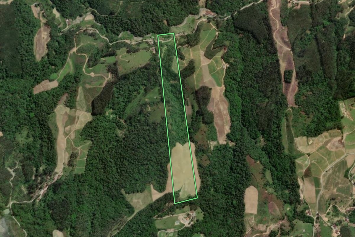 Imagem de satélite do imóvel rural em Petrolândia (SC), com o contorno declarado no CAR desenhado por cima.