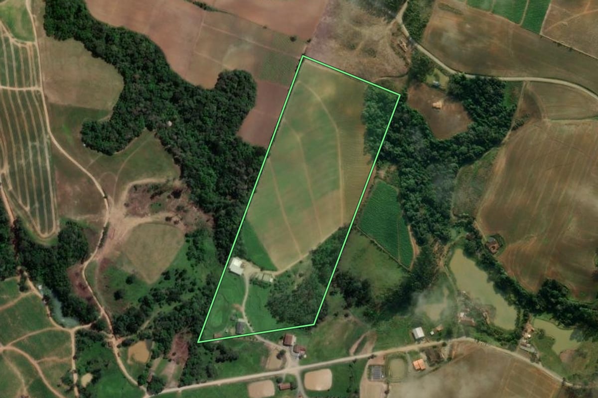 Imagem de satélite do imóvel rural em Petrolândia (SC), com o contorno declarado no CAR desenhado por cima.
