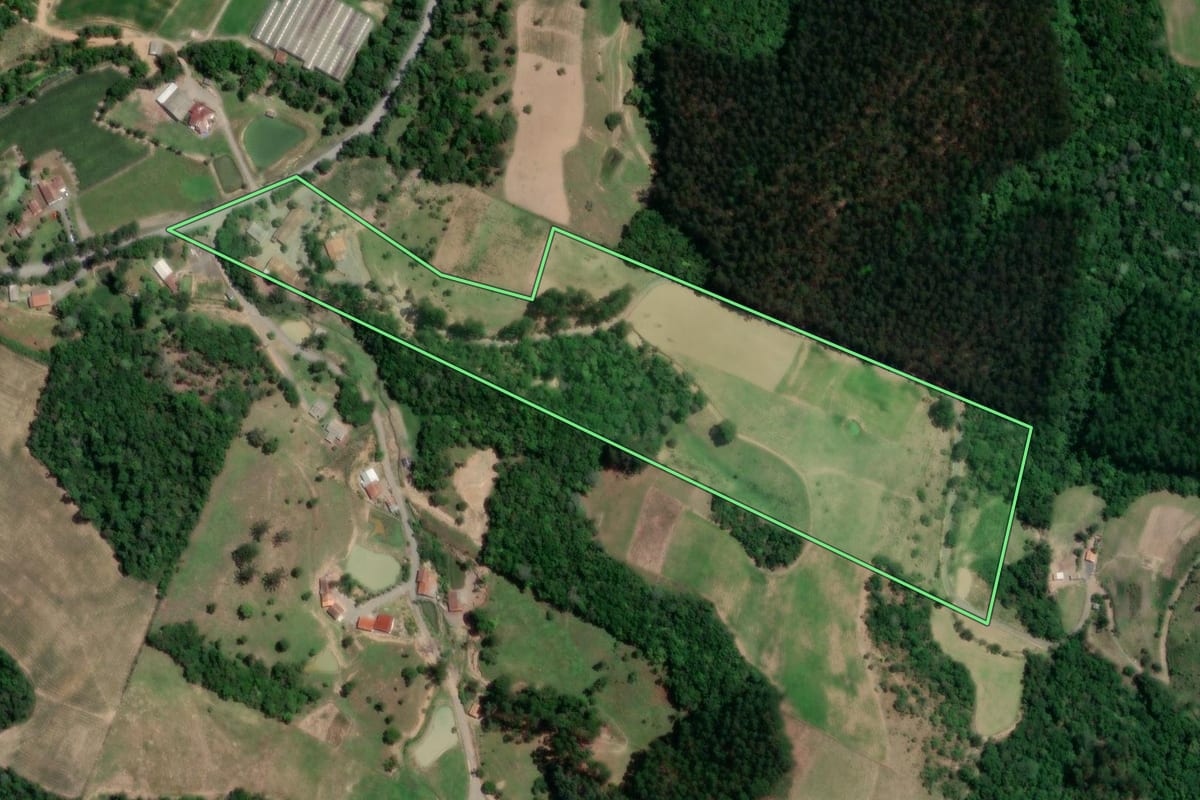 Imagem de satélite do imóvel rural em Petrolândia (SC), com o contorno declarado no CAR desenhado por cima.