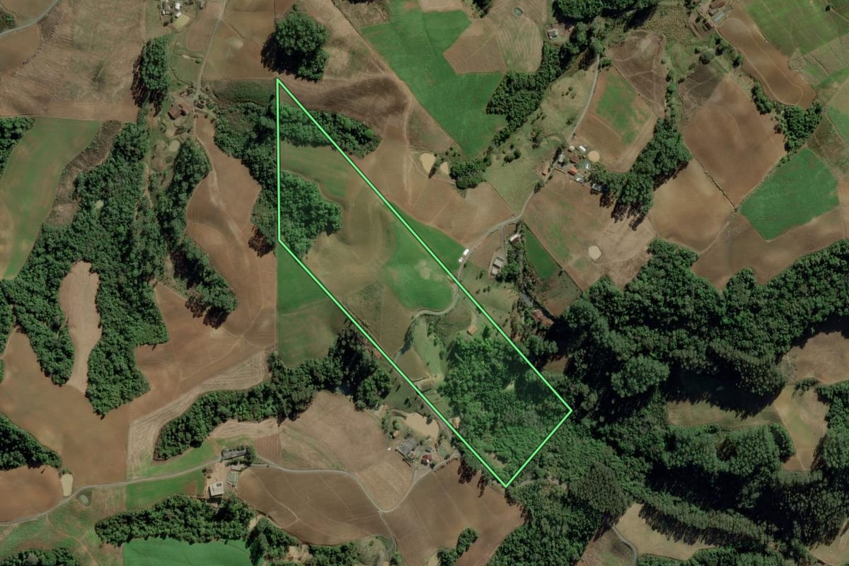 Imagem de satélite do imóvel rural em Petrolândia (SC), com o contorno declarado no CAR desenhado por cima.