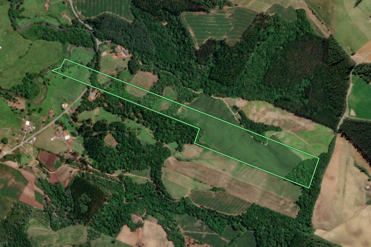Imagem de satélite do imóvel rural em Petrolândia (SC), com o contorno declarado no CAR desenhado por cima.