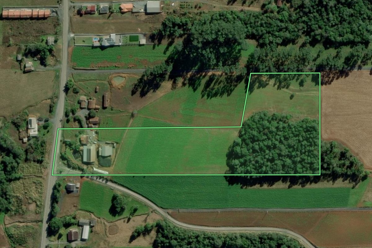 Imagem de satélite do imóvel rural em Petrolândia (SC), com o contorno declarado no CAR desenhado por cima.
