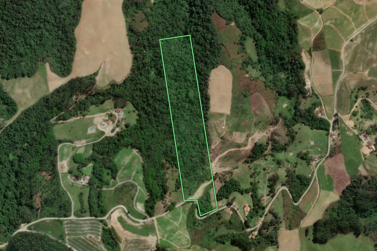 Imagem de satélite do imóvel rural em Petrolândia (SC), com o contorno declarado no CAR desenhado por cima.