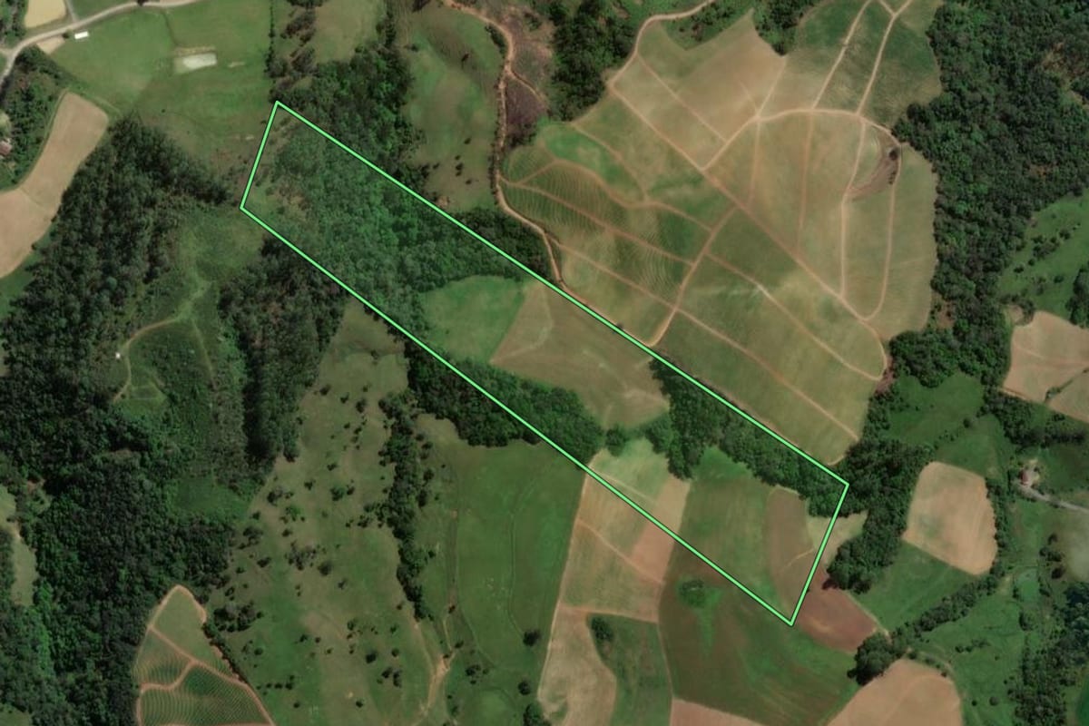 Imagem de satélite do imóvel rural em Petrolândia (SC), com o contorno declarado no CAR desenhado por cima.