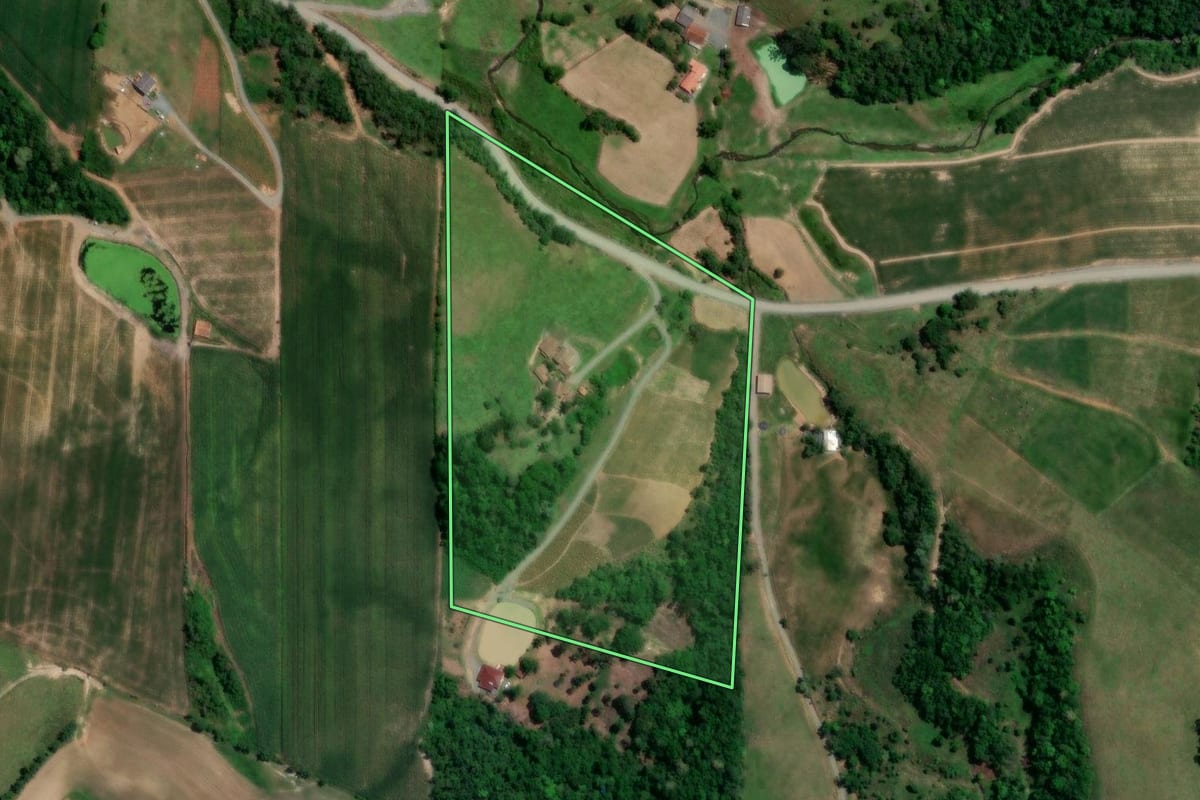 Imagem de satélite do imóvel rural em Petrolândia (SC), com o contorno declarado no CAR desenhado por cima.