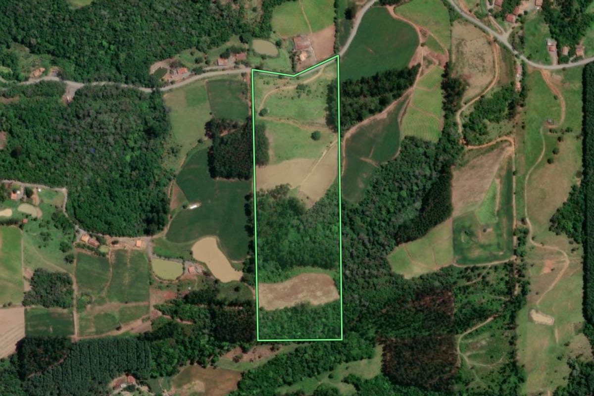 Imagem de satélite do imóvel rural em Petrolândia (SC), com o contorno declarado no CAR desenhado por cima.