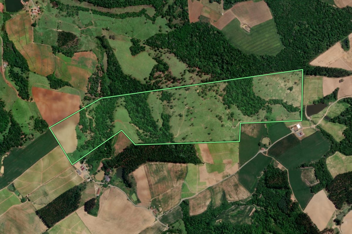 Imagem de satélite do imóvel rural em Petrolândia (SC), com o contorno declarado no CAR desenhado por cima.