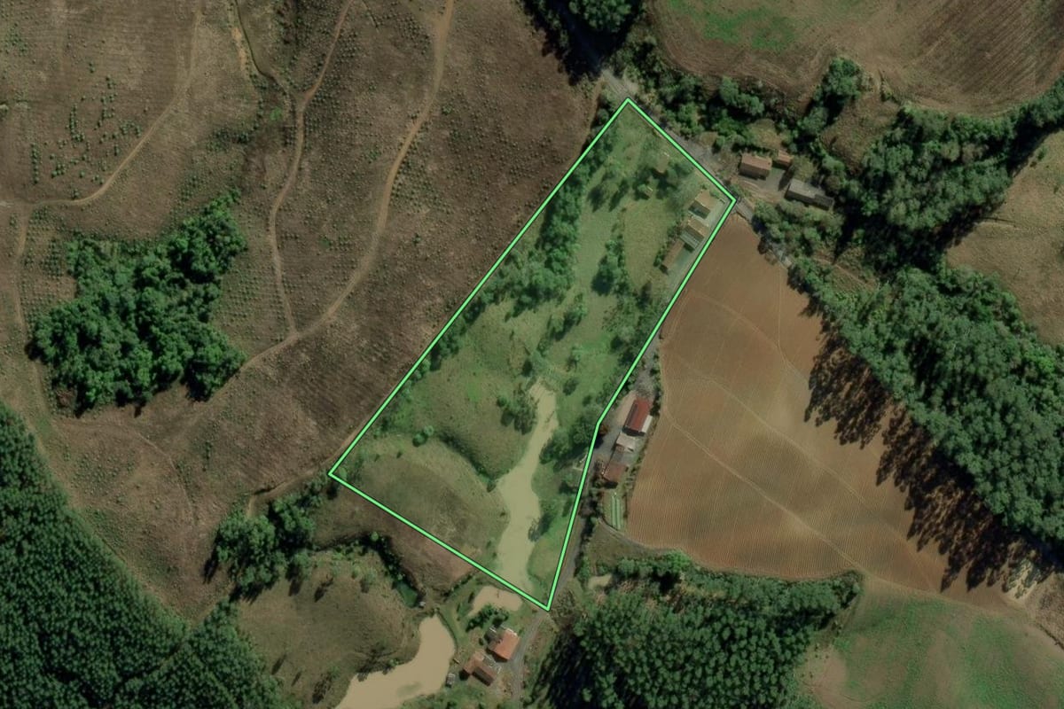 Imagem de satélite do imóvel rural em Petrolândia (SC), com o contorno declarado no CAR desenhado por cima.