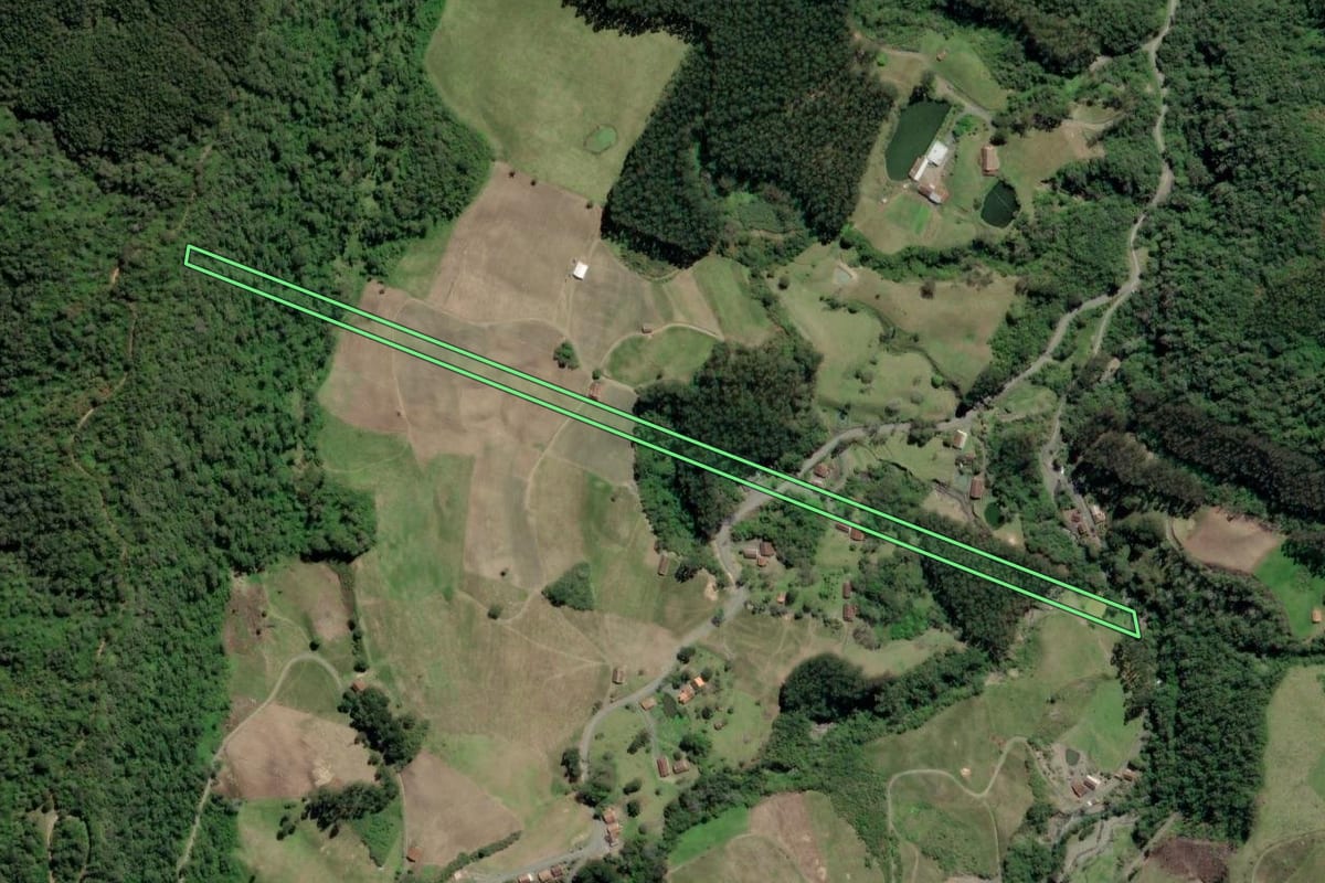 Imagem de satélite do imóvel rural em Petrolândia (SC), com o contorno declarado no CAR desenhado por cima.