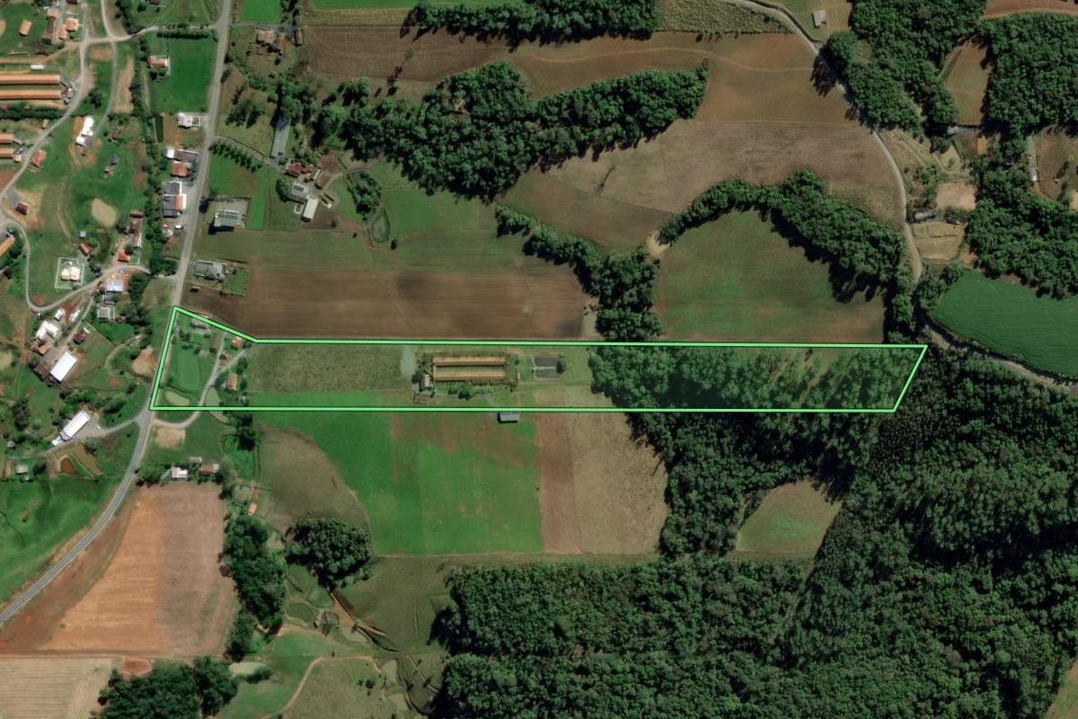 Imagem de satélite do imóvel rural em Petrolândia (SC), com o contorno declarado no CAR desenhado por cima.