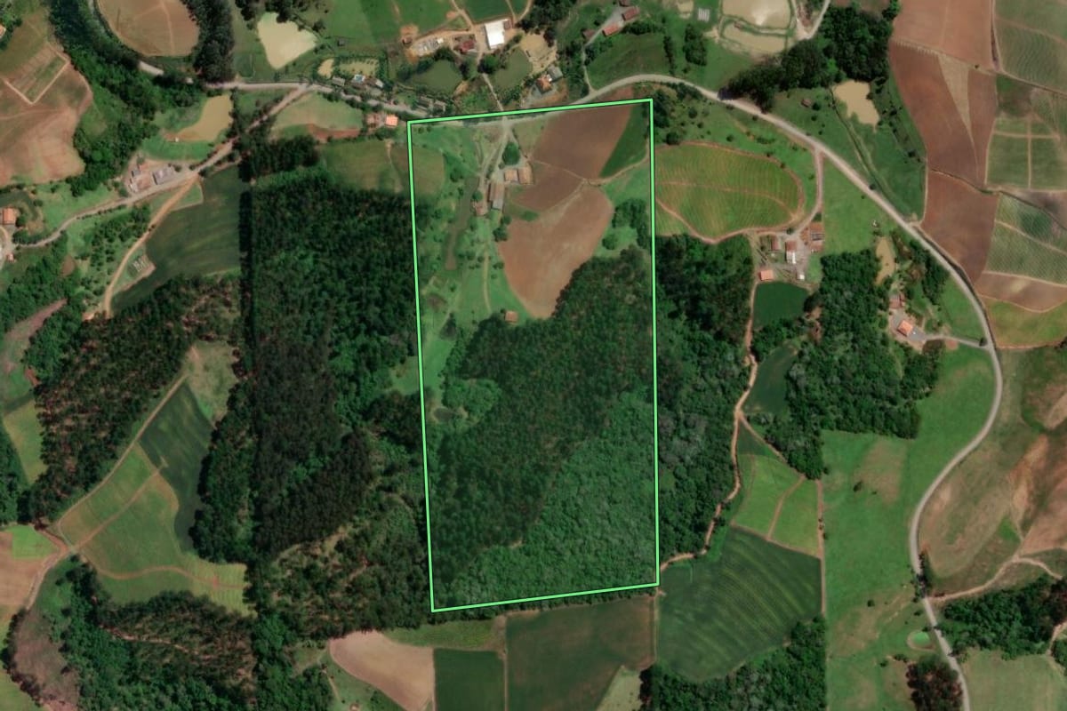 Imagem de satélite do imóvel rural em Petrolândia (SC), com o contorno declarado no CAR desenhado por cima.