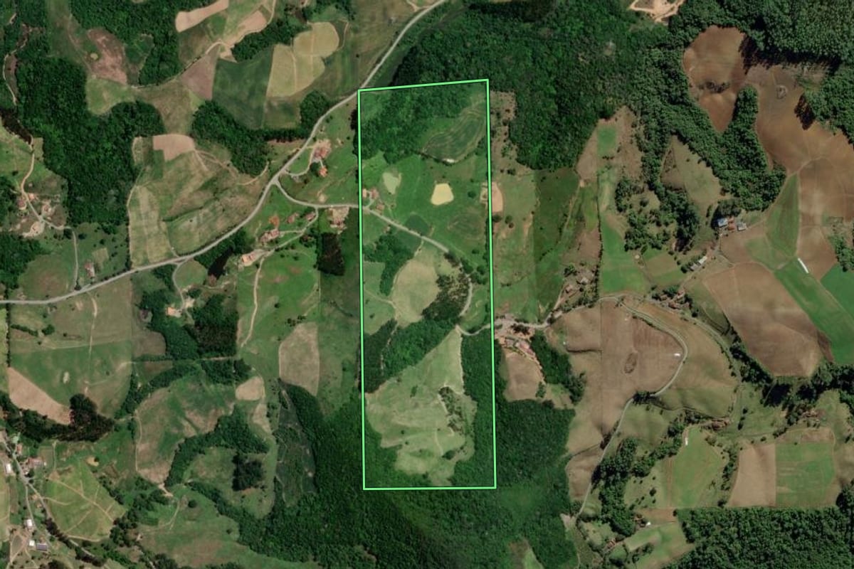 Imagem de satélite do imóvel rural em Petrolândia (SC), com o contorno declarado no CAR desenhado por cima.