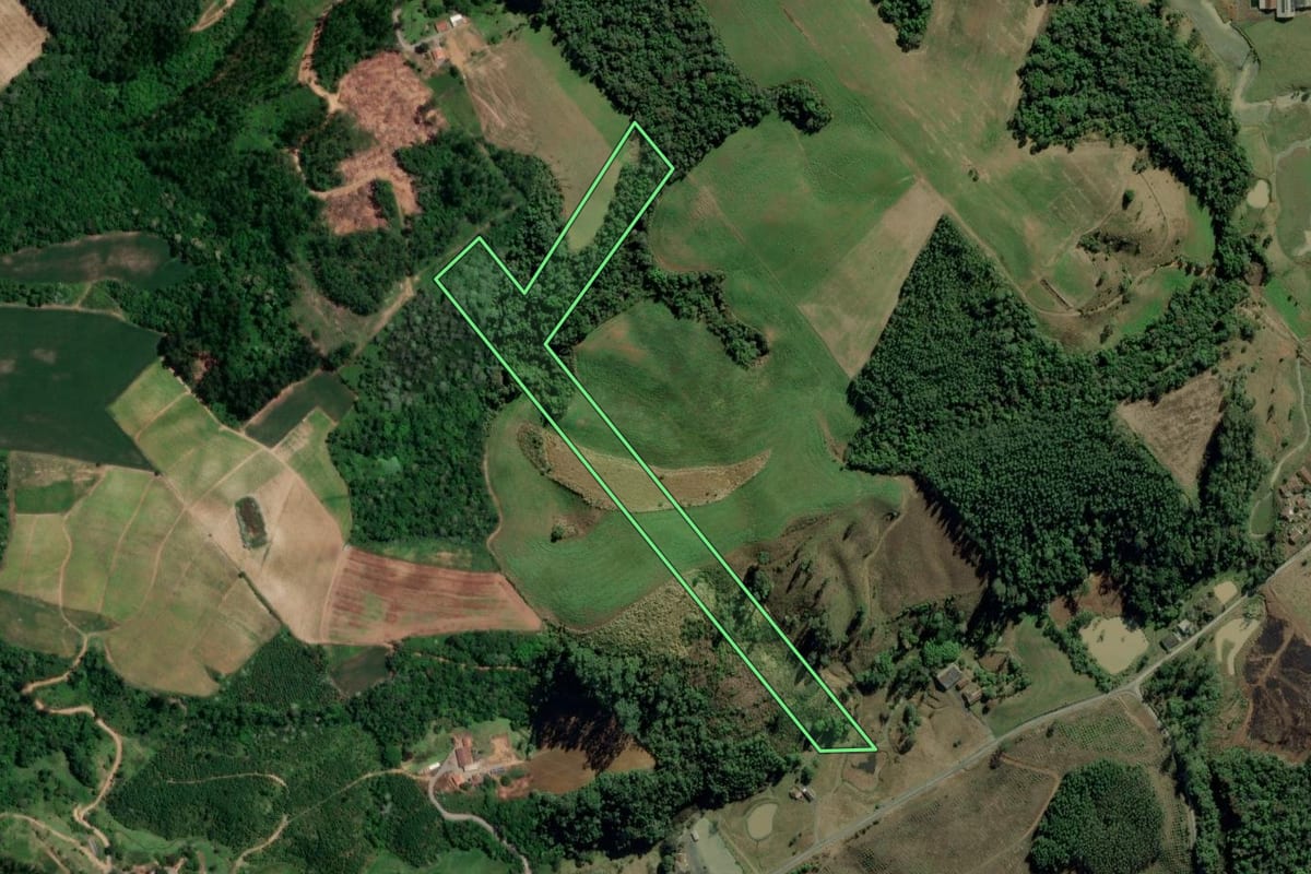 Imagem de satélite do imóvel rural em Petrolândia (SC), com o contorno declarado no CAR desenhado por cima.