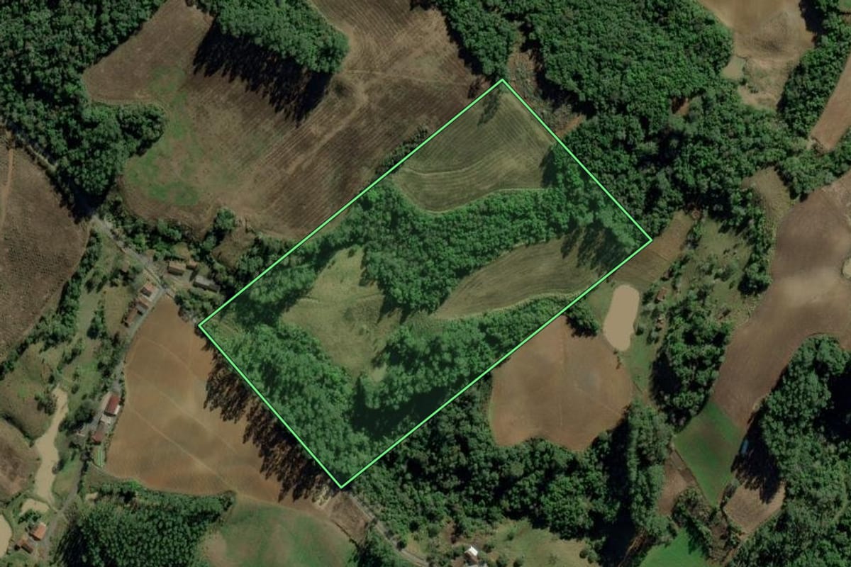 Imagem de satélite do imóvel rural em Petrolândia (SC), com o contorno declarado no CAR desenhado por cima.