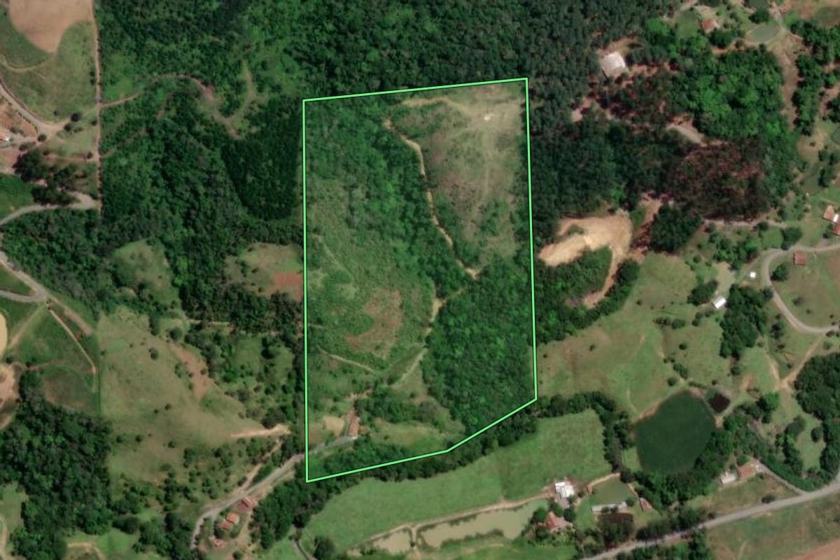 Imagem de satélite do imóvel rural em Petrolândia (SC), com o contorno declarado no CAR desenhado por cima.