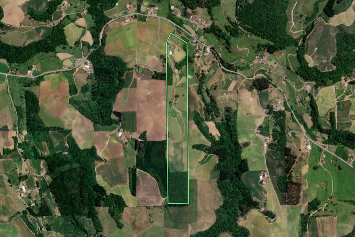 Imagem de satélite do imóvel rural em Petrolândia (SC), com o contorno declarado no CAR desenhado por cima.