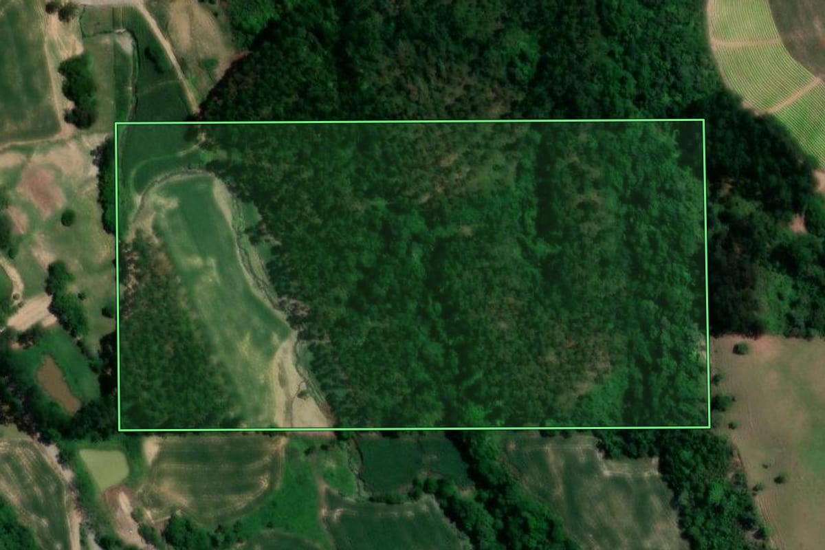 Imagem de satélite do imóvel rural em Petrolândia (SC), com o contorno declarado no CAR desenhado por cima.