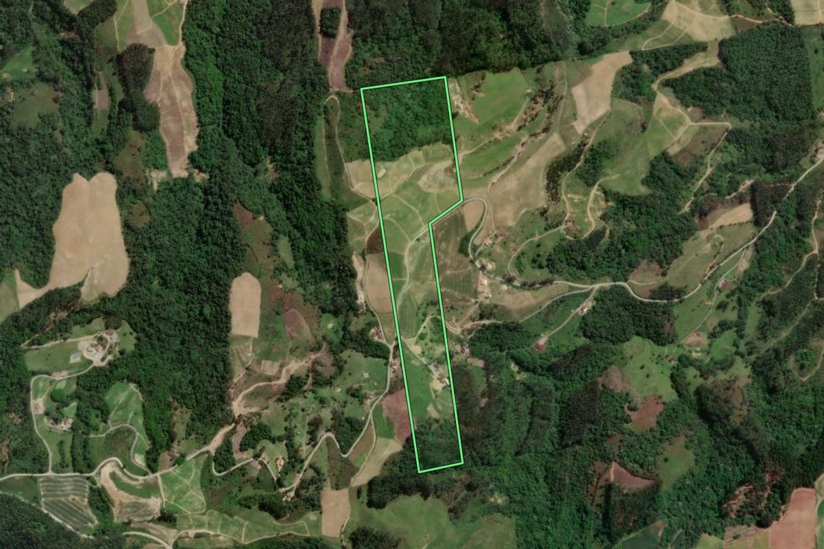 Imagem de satélite do imóvel rural em Petrolândia (SC), com o contorno declarado no CAR desenhado por cima.