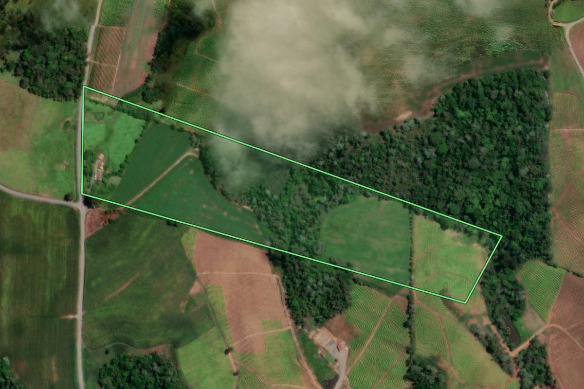 Imagem de satélite do imóvel rural em Petrolândia (SC), com o contorno declarado no CAR desenhado por cima.