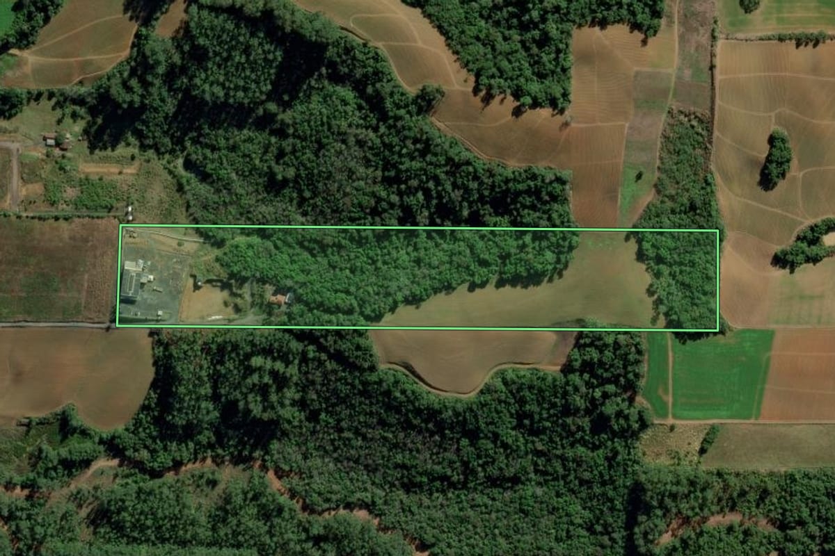 Imagem de satélite do imóvel rural em Petrolândia (SC), com o contorno declarado no CAR desenhado por cima.