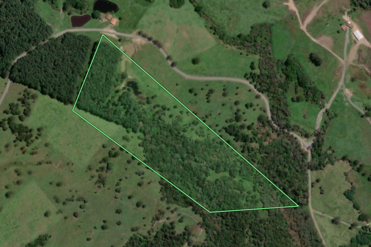 Imagem de satélite do imóvel rural em Petrolândia (SC), com o contorno declarado no CAR desenhado por cima.