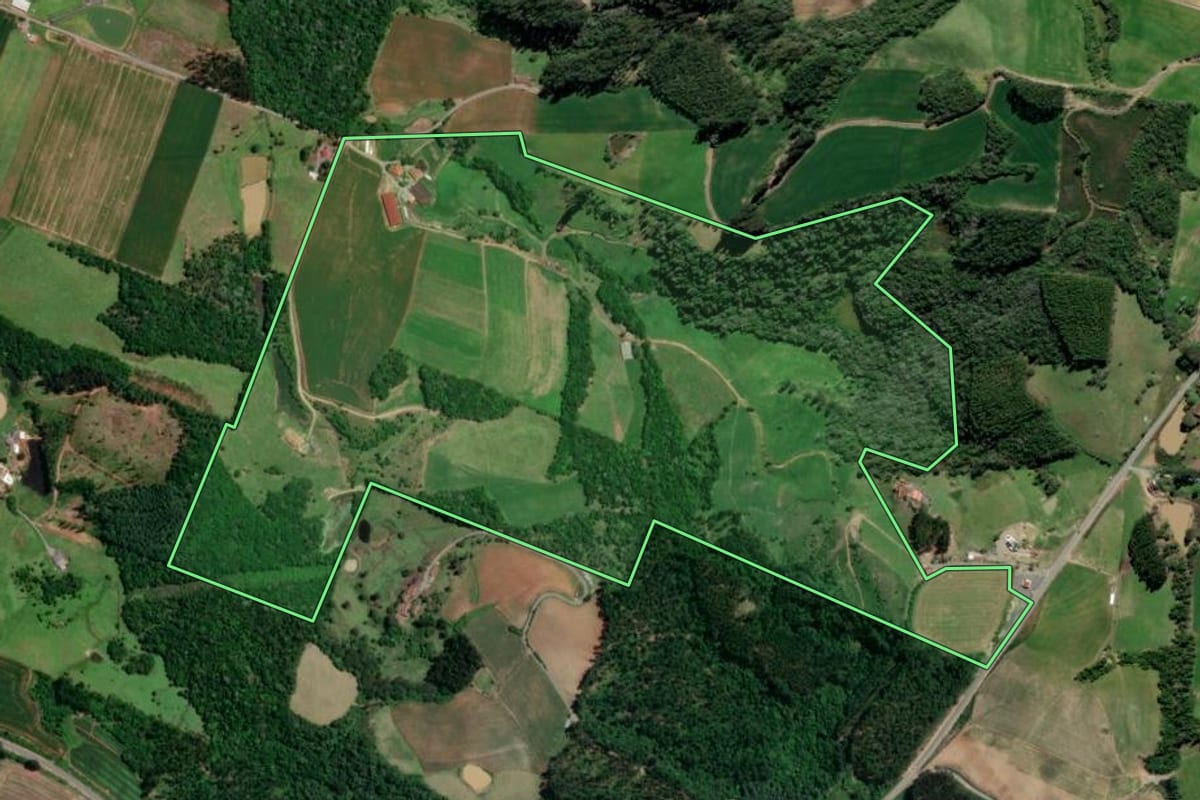 Imagem de satélite do imóvel rural em Petrolândia (SC), com o contorno declarado no CAR desenhado por cima.