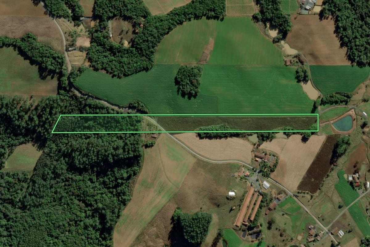 Imagem de satélite do imóvel rural em Petrolândia (SC), com o contorno declarado no CAR desenhado por cima.