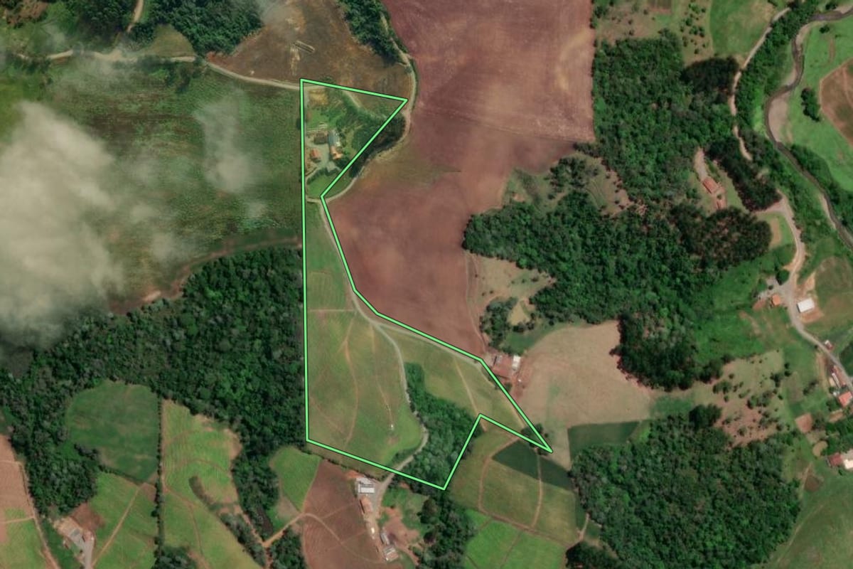 Imagem de satélite do imóvel rural em Petrolândia (SC), com o contorno declarado no CAR desenhado por cima.