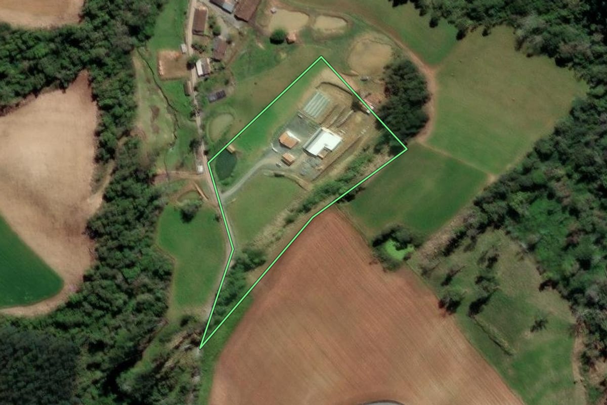 Imagem de satélite do imóvel rural em Petrolândia (SC), com o contorno declarado no CAR desenhado por cima.