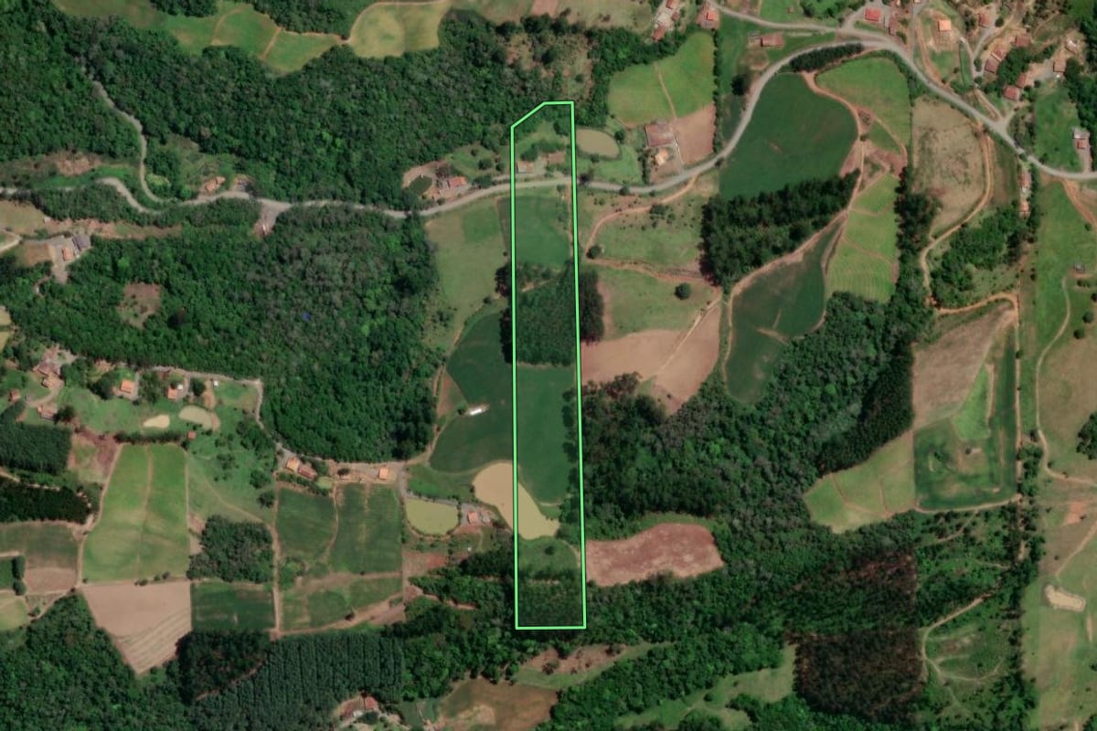 Imagem de satélite do imóvel rural em Petrolândia (SC), com o contorno declarado no CAR desenhado por cima.