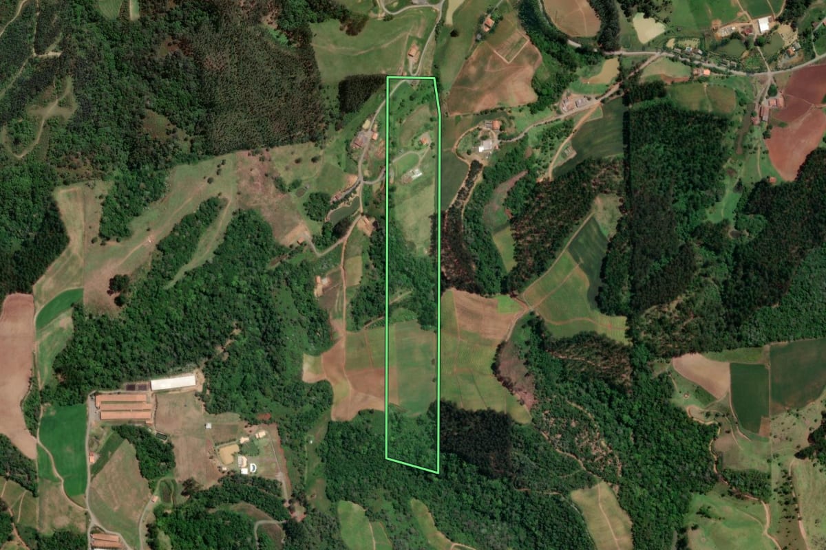 Imagem de satélite do imóvel rural em Petrolândia (SC), com o contorno declarado no CAR desenhado por cima.