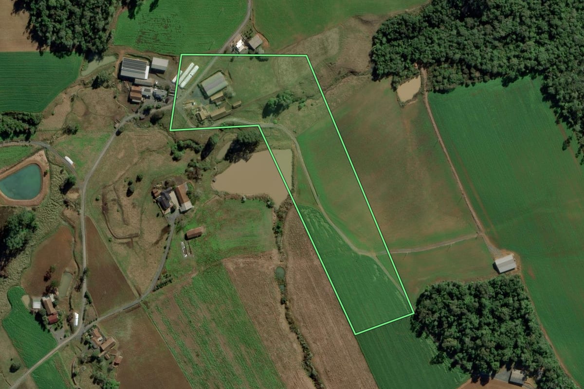 Imagem de satélite do imóvel rural em Petrolândia (SC), com o contorno declarado no CAR desenhado por cima.