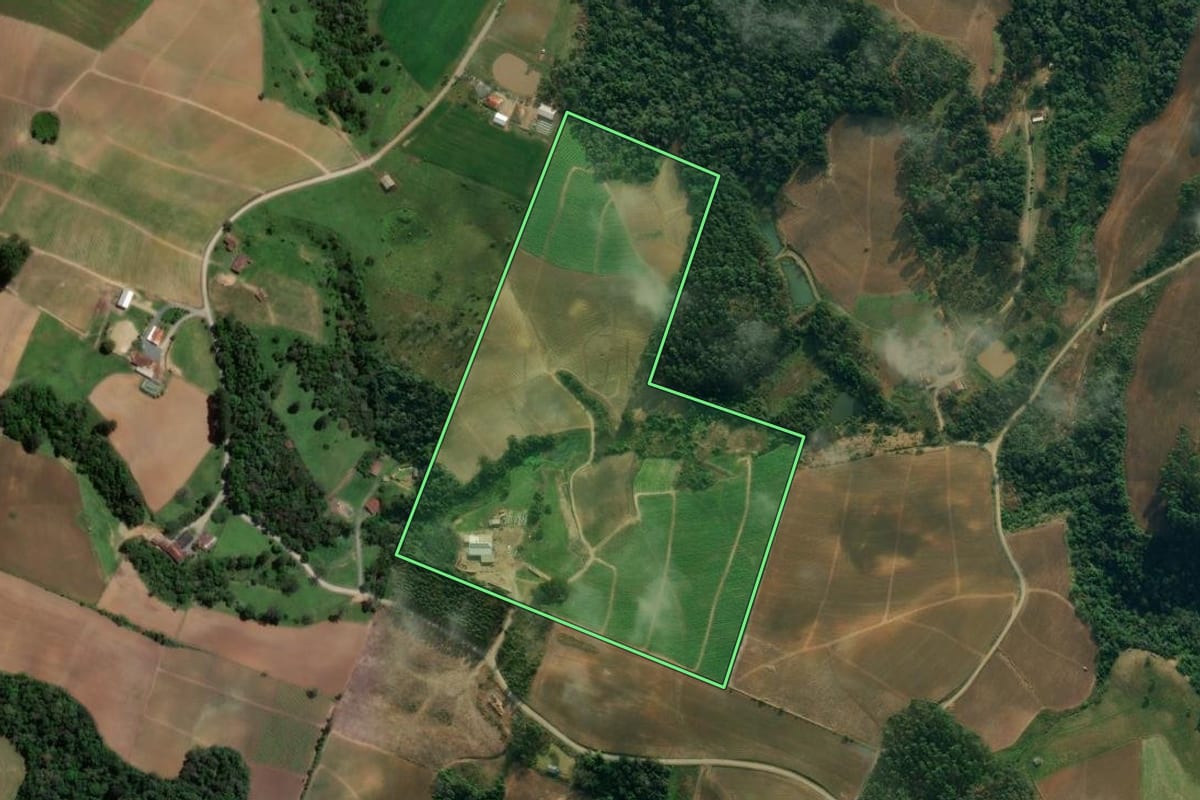 Imagem de satélite do imóvel rural em Petrolândia (SC), com o contorno declarado no CAR desenhado por cima.