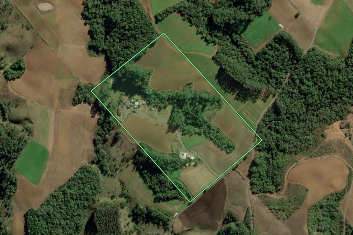 Imagem de satélite do imóvel rural em Petrolândia (SC), com o contorno declarado no CAR desenhado por cima.