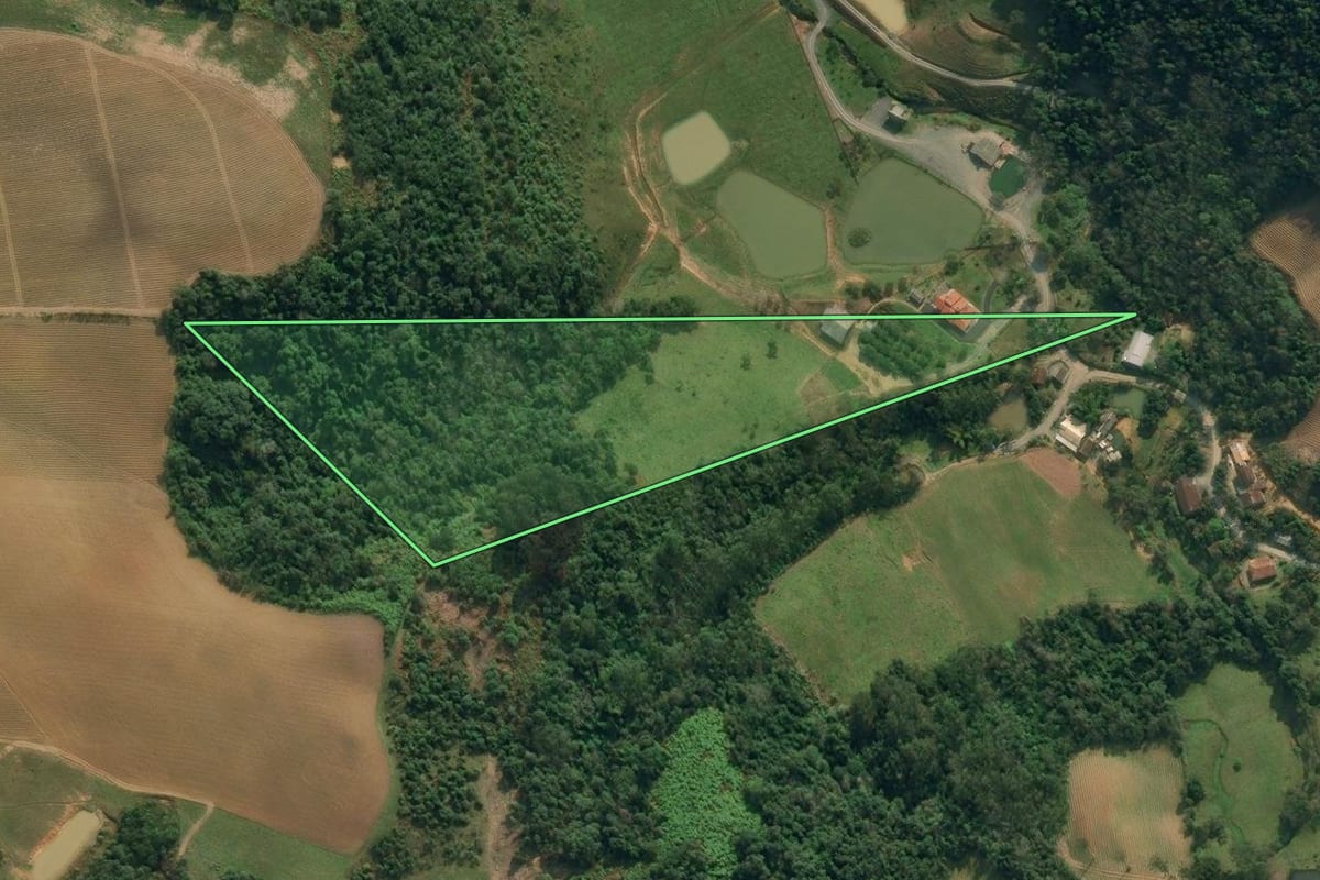 Imagem de satélite do imóvel rural em Petrolândia (SC), com o contorno declarado no CAR desenhado por cima.