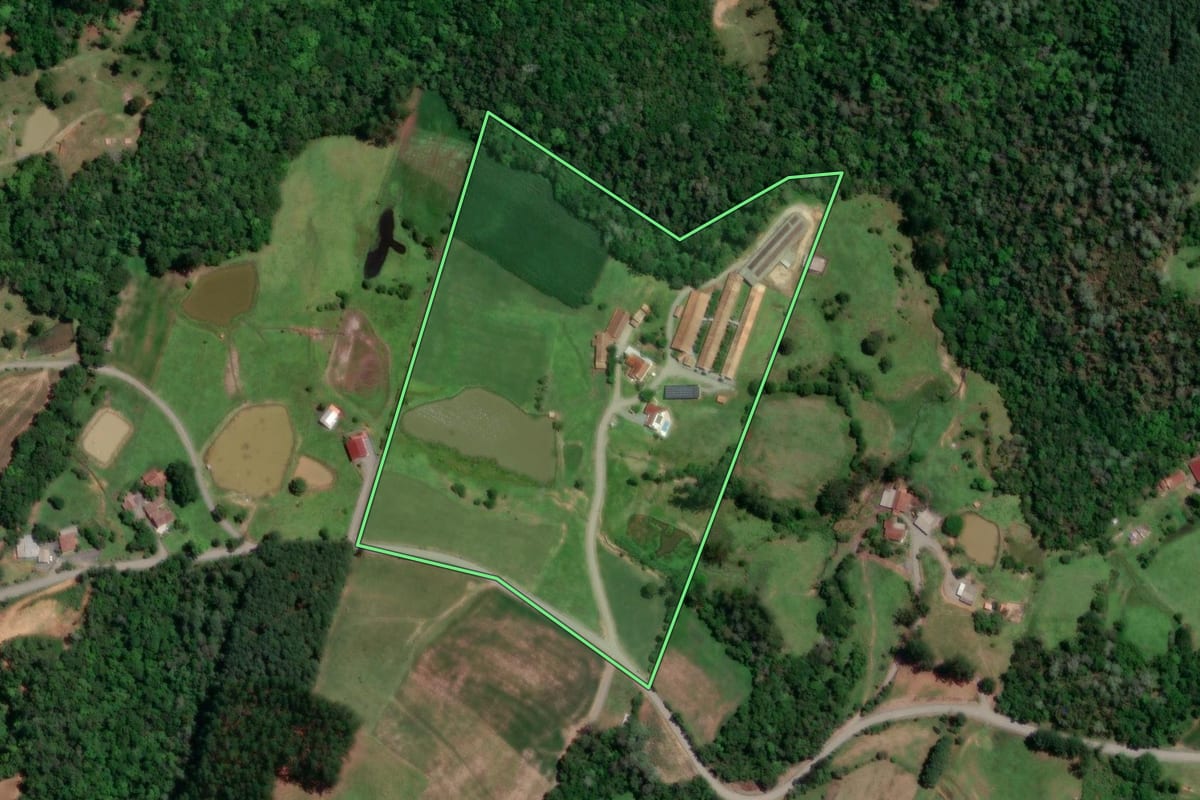 Imagem de satélite do imóvel rural em Petrolândia (SC), com o contorno declarado no CAR desenhado por cima.
