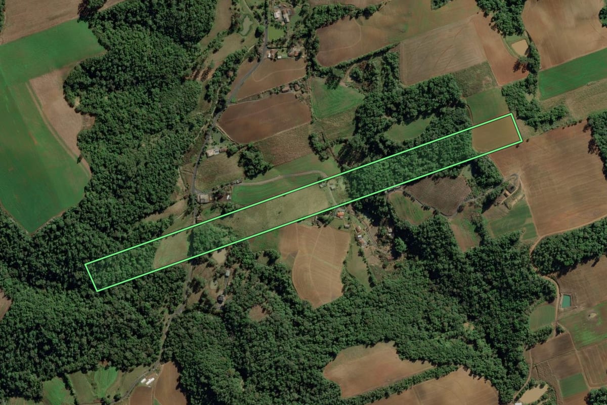 Imagem de satélite do imóvel rural em Petrolândia (SC), com o contorno declarado no CAR desenhado por cima.