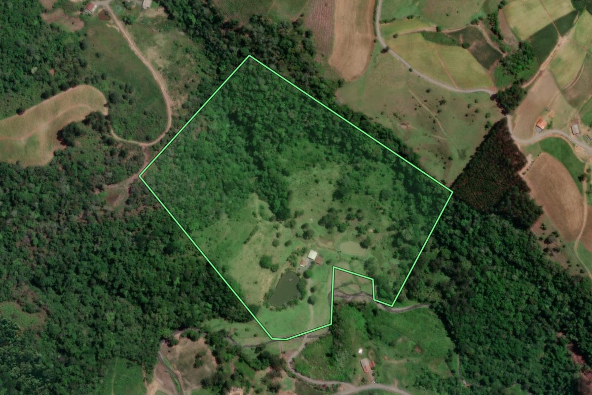 Imagem de satélite do imóvel rural em Petrolândia (SC), com o contorno declarado no CAR desenhado por cima.