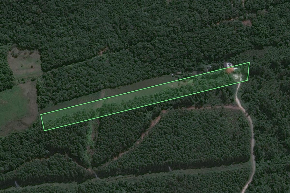 Imagem de satélite do imóvel rural em Balneário Piçarras (SC), com o contorno declarado no CAR desenhado por cima.