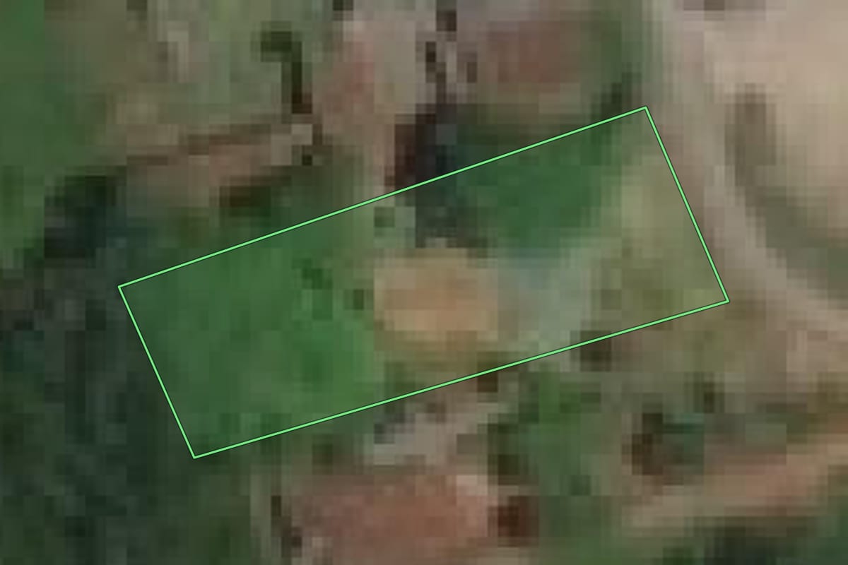 Imagem de satélite do imóvel rural em Balneário Piçarras (SC), com o contorno declarado no CAR desenhado por cima.
