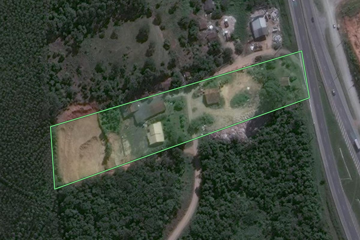 Imagem de satélite do imóvel rural em Balneário Piçarras (SC), com o contorno declarado no CAR desenhado por cima.