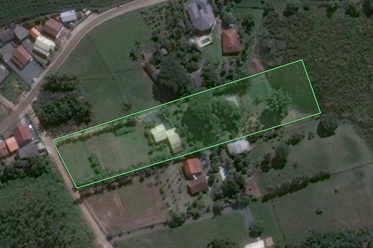Imagem de satélite do imóvel rural em Balneário Piçarras (SC), com o contorno declarado no CAR desenhado por cima.