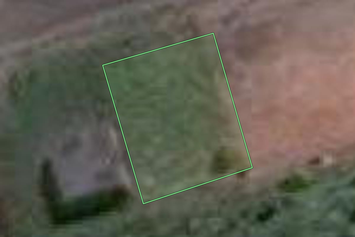 Imagem de satélite do imóvel rural em Balneário Piçarras (SC), com o contorno declarado no CAR desenhado por cima.