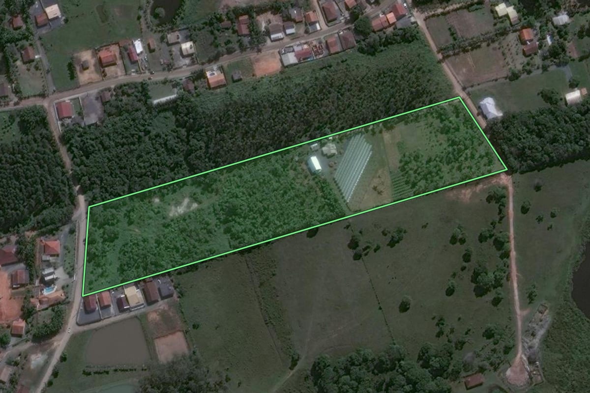 Imagem de satélite do imóvel rural em Balneário Piçarras (SC), com o contorno declarado no CAR desenhado por cima.